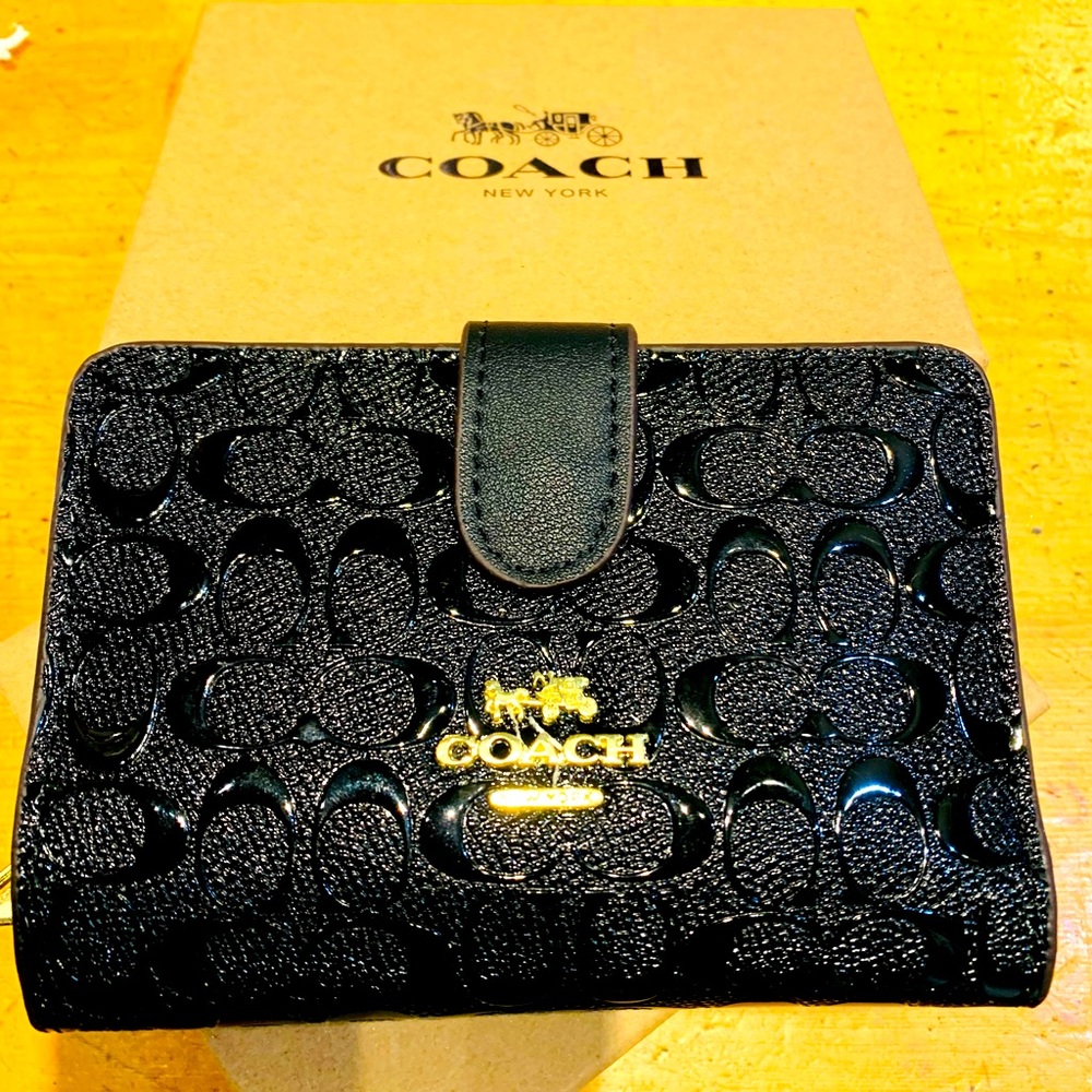 Women’s Wallet New without tags. Dust bag and box